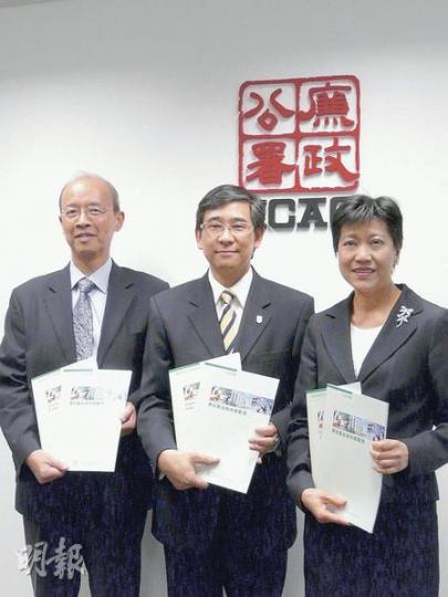 廉署防止貪污處署理助理處長伍國明(中)表示,防貪錦囊可助學校管理層、新入職教師了解更多學校管治和利益申報程序。圖左為同樣來自教育界的廉署社區關係市民諮詢委員會委員黎樹濛,圖右則為防止貪污諮詢委員會委員陳黃麗娟。(鄭穎瑩攝) 廉署防止貪污處署理助理處長伍國明(中)表示,防貪錦囊可助學校管理層、新入職教師了解更多學校管治和利益申報程序。圖左為同樣來自教育界的廉署社區關係市民諮詢委員會委員黎樹濛,圖右則為防止貪污諮詢委員會委員陳黃麗娟。(鄭穎瑩攝)
