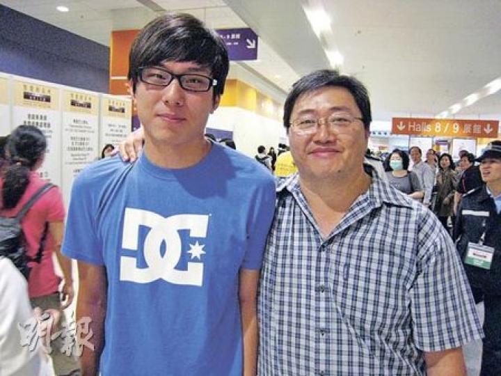 余先生(右)偕同兒子一同欣賞﹕「上海世博吸引很多人欣賞,掀起一股熱潮,吸引我前來參觀。」(楊曉楓攝)邱先生﹕「很生動、很特別。可看到宋朝是十分繁榮,及當時多采多姿的生活。」(楊曉楓攝) 余先生(右)偕同兒子一同欣賞﹕「上海世博吸引很多人欣賞,掀起一股熱潮,吸引我前來參觀。」(楊曉楓攝)邱先生﹕「很生動、很特別。可看到宋朝是十分繁榮,及當時多采多姿的生活。」(楊曉楓攝)
