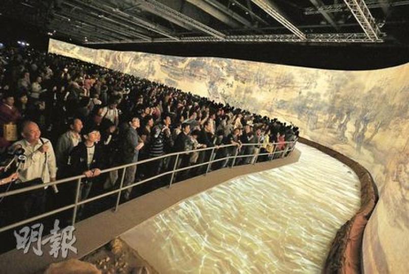電子版《清明上河圖》昨日正式展出,每節觀眾人數高達3500人,所有人逼在屏幕之前,有市民表示只能看到「人頭」。(葉漢華攝)售賣紀念品的攤檔前人頭湧湧,市民爭相搶購各式《清明上河圖》紀念品。(李紹昌攝)每節結束前,康文署都會動員約10名保安員舉起「節目完畢請盡快離開」的紙牌,並拉繩清場。(葉漢華攝)昨日由於場內太過擁擠,有長者因侷促而感不適,需送院檢查。(葉漢華攝) 電子版《清明上河圖》昨日正式展出,每節觀眾人數高達3500人,所有人逼在屏幕之前,有市民表示只能看到「人頭」。(葉漢華攝)售賣紀念品的攤檔前人頭湧湧,市民爭相搶購各式《清明上河圖》紀念品。(李紹昌攝)每節結束前,康文署都會動員約10名保安員舉起「節目完畢請盡快離開」的紙牌,並拉繩清場。(葉漢華攝)昨日由於場內太過擁擠,有長者因侷促而感不適,需送院檢查。(葉漢華攝)