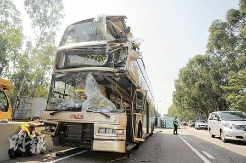 猛撞前方維他奶貨車的276號線九巴,車頭被撞至劏開,車上12名乘客受傷。(樊銳昌攝)元朗新田公路3車相撞意外涉及維他奶重型貨車(左邊黃色車)、九巴雙層巴士(中)及運送凍肉的密斗貨車(橫卧路中),現場交通癱瘓逾1小時,直升機一度候命參與運送傷者。(樊銳昌攝) 猛撞前方維他奶貨車的276號線九巴,車頭被撞至劏開,車上12名乘客受傷。(樊銳昌攝)元朗新田公路3車相撞意外涉及維他奶重型貨車(左邊黃色車)、九巴雙層巴士(中)及運送凍肉的密斗貨車(橫卧路中),現場交通癱瘓逾1小時,直升機一度候命參與運送傷者。(樊銳昌攝)