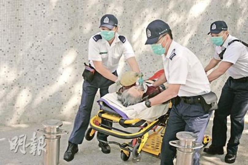 與兒子一起昏迷房中的七旬老婦患糖尿病,送院時已奄奄一息,最終不治。(張景寧攝)疑心臟病發的兒子送院時已無知覺,救護員不斷為他施心外壓,最終不治。(梁琬珊攝)兩母子送院後證實死亡,八旬男戶主留在家中協助警方調查,警員其後帶走一些家庭用品及藥物。(張景寧攝) 與兒子一起昏迷房中的七旬老婦患糖尿病,送院時已奄奄一息,最終不治。(張景寧攝)疑心臟病發的兒子送院時已無知覺,救護員不斷為他施心外壓,最終不治。(梁琬珊攝)兩母子送院後證實死亡,八旬男戶主留在家中協助警方調查,警員其後帶走一些家庭用品及藥物。(張景寧攝)