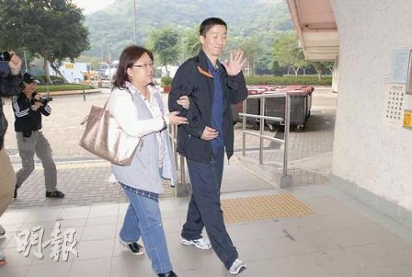 許細文昨午出院時精神飽滿,在一名女親友攙扶下步入寶琳邨寶德樓,並向在場記者揮手。(劉友光攝) 許細文昨午出院時精神飽滿,在一名女親友攙扶下步入寶琳邨寶德樓,並向在場記者揮手。(劉友光攝)