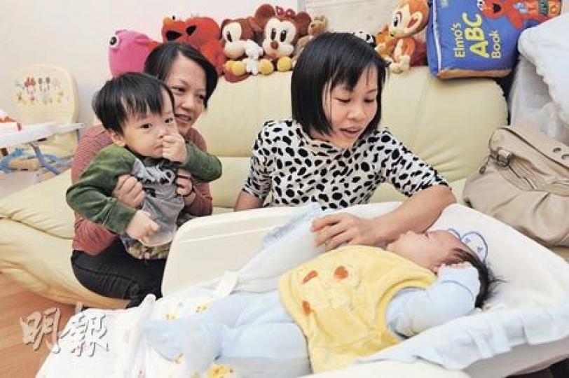 任職教師的林女士(左)兩年前產子後,聘請越傭阿蓮(右)協助家務及照顧兒子。她大讚阿蓮對小朋友很有愛心:「大仔生日時更會買禮物,我已當她是家人。」(何家達攝) 任職教師的林女士(左)兩年前產子後,聘請越傭阿蓮(右)協助家務及照顧兒子。她大讚阿蓮對小朋友很有愛心:「大仔生日時更會買禮物,我已當她是家人。」(何家達攝)