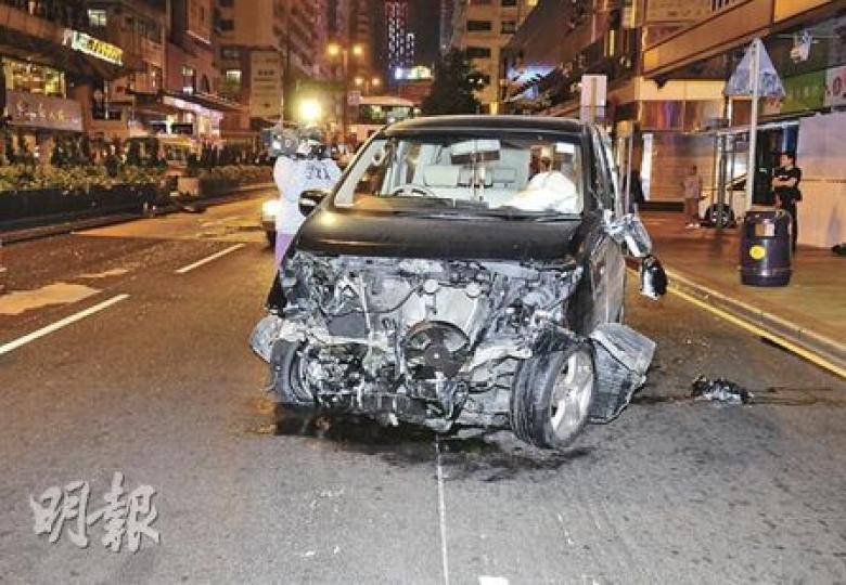 約值25萬元的日產豪華七人車,在彌敦道猛撞花槽後車頭毁爛不堪。(蔡方山攝)醉駕「學神」(中)撞車後一度離開現場,其後混雜在圍觀人群中被目擊者認出,事後被帶上警車查問,最終涉5宗罪被捕。(蔡方山攝)被七人車猛撞的兩個石屎花槽,彈飛對面行車線,可見撞擊力之大。(蔡方山攝) 約值25萬元的日產豪華七人車,在彌敦道猛撞花槽後車頭毁爛不堪。(蔡方山攝)醉駕「學神」(中)撞車後一度離開現場,其後混雜在圍觀人群中被目擊者認出,事後被帶上警車查問,最終涉5宗罪被捕。(蔡方山攝)被七人車猛撞的兩個石屎花槽,彈飛對面行車線,可見撞擊力之大。(蔡方山攝)