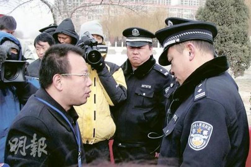 三鹿毒奶粉案開審，趙連海（左）和一批受害者家屬到河北石家莊法院想旁聽，被擋在法院大門逾百米外，趙跟警察理論，香港4家電視台、2家電台和《明報》的駐京記者在場採訪，目擊當時場面平靜，沒觸發混亂或衝突。（劉進圖攝）