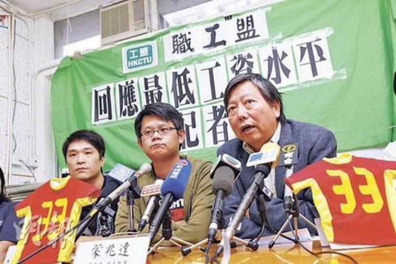 一直爭取把最低工資定於33元的職工盟，對時薪定於28元感失望及遺憾，秘書長李卓人（右）認為把時薪加至28元對企業成本可謂「濕濕碎」。旁為香港物業管理及保安職工總會總幹事李凱（左）及職工盟統籌幹事蒙兆達（中）。（陳智良攝）