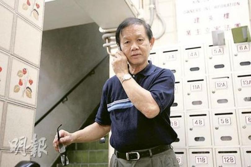 看更鍾伯指出，百物騰貴，即使時薪加至28元，依然「唔夠使」。（郭慶輝攝）