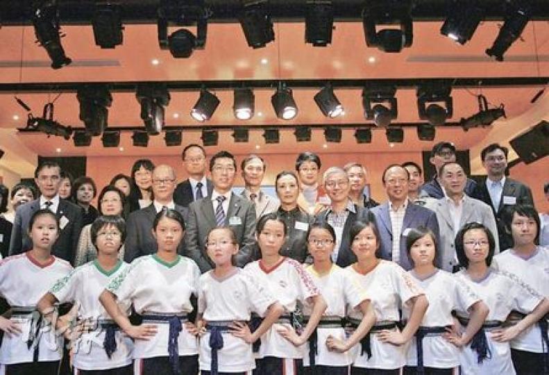 八和會館主席汪明荃（右四）希望青少年提早接觸粵劇，將來投身粵劇或文化界。（林振東攝）