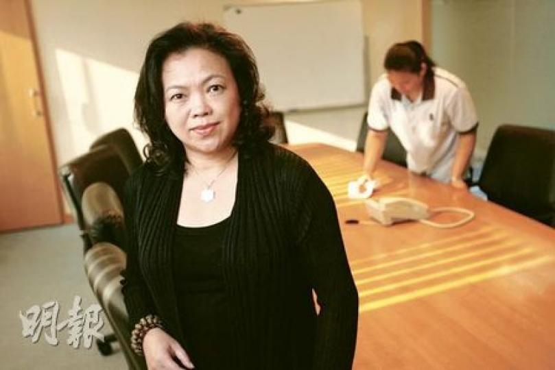 清潔公司老闆甄瑞嫻身兼香港環境衛生業界大聯盟召集人,她指曾向政府反映最低工資實施後,長期服務金新計法會令公司成本大增。(郭慶輝攝) 清潔公司老闆甄瑞嫻身兼香港環境衛生業界大聯盟召集人,她指曾向政府反映最低工資實施後,長期服務金新計法會令公司成本大增。(郭慶輝攝)