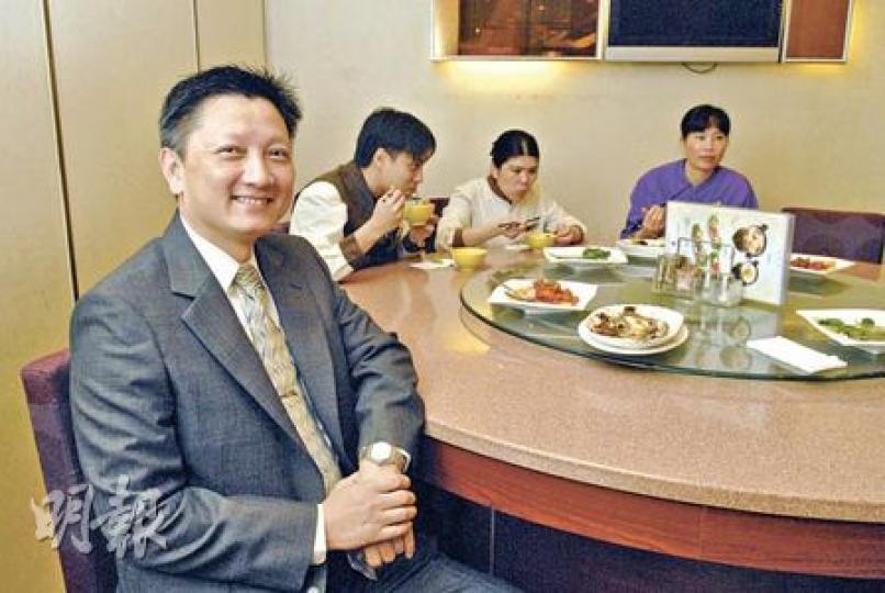 太興飲食集團副總經理何小鋒（左）間中會跟員工一同用膳，他指行內流失率高，最低工資實施後，公司更加要想辦法開源，如本年底開設西餐廳及日式餐廳，吸引客源。（陳淑安攝）
