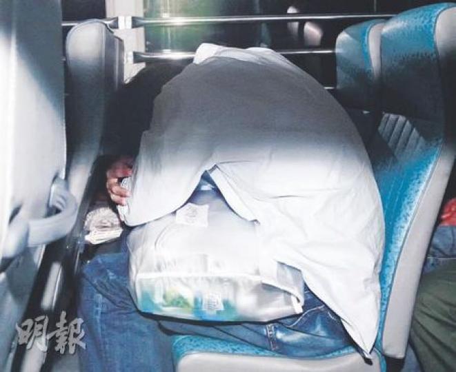 24歲的盧證濠(圖)被控去年12月在銅鑼灣唐樓梯間擲硫酸落街,意圖造成他人身體嚴重傷害。他昨日承認擲鏹水,但稱只希望引起騷亂,無意傷人。(李紹昌攝) 24歲的盧證濠(圖)被控去年12月在銅鑼灣唐樓梯間擲硫酸落街,意圖造成他人身體嚴重傷害。他昨日承認擲鏹水,但稱只希望引起騷亂,無意傷人。(李紹昌攝)