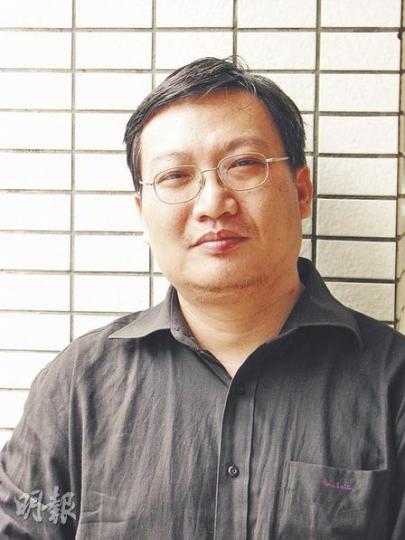 獨立中文筆會會員野渡說,當局擔心亞運期間會有人「干擾」,冲淡喜慶氣氛,「這是當局多年慣性,奧運、世博也是這樣,穩定壓倒一切。」(明報記者攝) 獨立中文筆會會員野渡說,當局擔心亞運期間會有人「干擾」,冲淡喜慶氣氛,「這是當局多年慣性,奧運、世博也是這樣,穩定壓倒一切。」(明報記者攝)