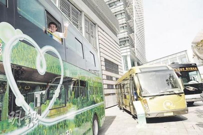 中電舉行全港首個電動車巡遊暨展覽,明日及周日開放予公眾參觀。圖左為環境局長邱騰華在華夏神龍生產的雙層巴士上層向公眾揮手,這款電動巴士預料明年引入香港。圖右為另一款電動巴士。(尹錦恩攝)電動車展覽焦點之一是由Tesla Motors生產的Roadster跑車,最高時速210公里,每次充滿電可行走394公里。該款跑車已在港發售,每部約100萬元,目前售出10部。(尹錦恩攝)電動車速度不一定較傳統汽油車慢,這架由Detroit Electric生產的PS 1 Coupe型號跑車,最高時速240公里,充 中電舉行全港首個電動車巡遊暨展覽,明日及周日開放予公眾參觀。圖左為環境局長邱騰華在華夏神龍生產的雙層巴士上層向公眾揮手,這款電動巴士預料明年引入香港。圖右為另一款電動巴士。(尹錦恩攝)電動車展覽焦點之一是由Tesla Motors生產的Roadster跑車,最高時速210公里,每次充滿電可行走394公里。該款跑車已在港發售,每部約100萬元,目前售出10部。(尹錦恩攝)電動車速度不一定較傳統汽油車慢,這架由Detroit Electric生產的PS 1 Coupe型號跑車,最高時速240公里,充