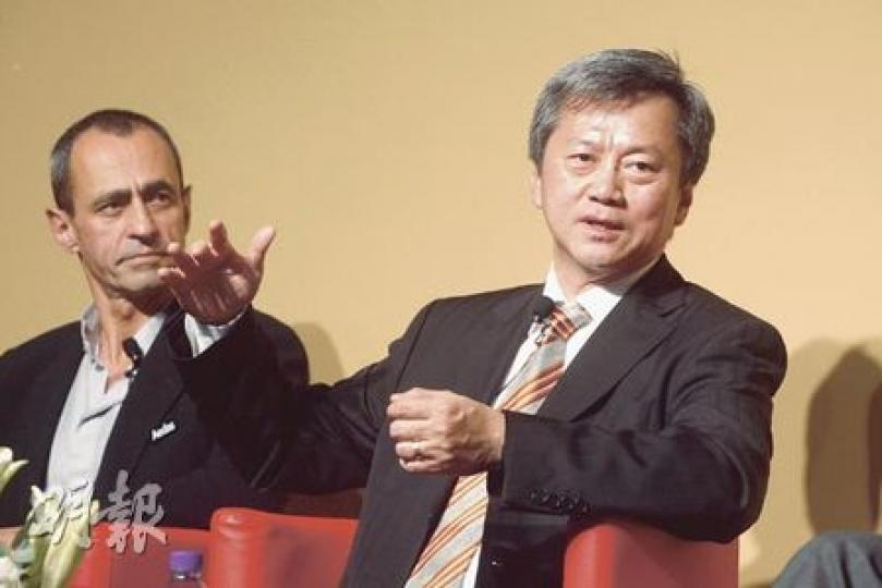 長實執行董事趙國雄（右）強調，面對大量熱錢流入香港的特殊情况，香港政府若特事特辦，提出減低外來資金入市的措施，是無可厚非和應該的。（李紹昌攝）