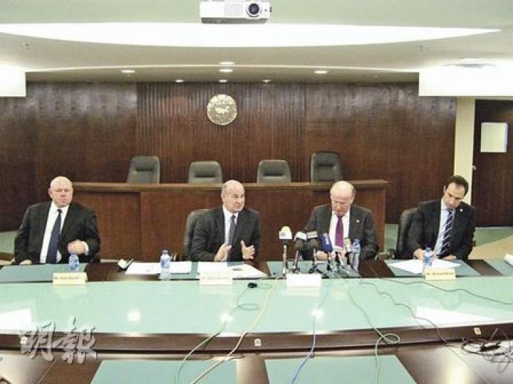 足總聘請包括前英國足總執行董事David Davis(右二)的顧問團隊會撰寫香港足總改革建議報告,這隊「救火隊」昨首次公開露面,承認球圈存在複雜利益關係,為改革帶來困難,希望各球會班主和足總攜手合作。(覃純健攝) 足總聘請包括前英國足總執行董事David Davis(右二)的顧問團隊會撰寫香港足總改革建議報告,這隊「救火隊」昨首次公開露面,承認球圈存在複雜利益關係,為改革帶來困難,希望各球會班主和足總攜手合作。(覃純健攝)