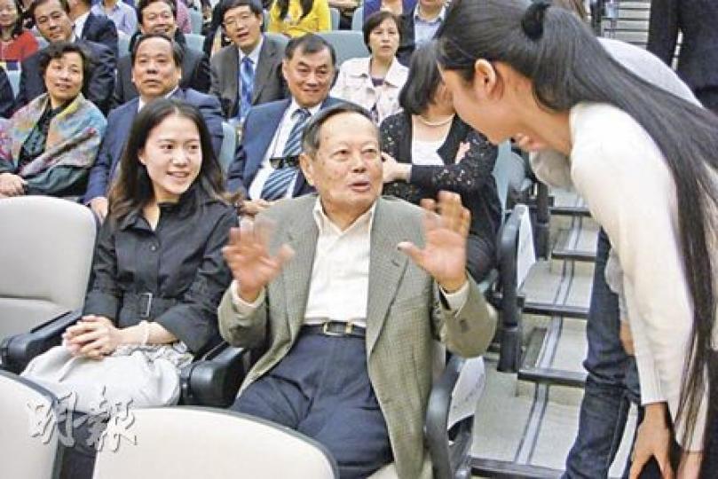 楊振寧(前排右)、翁帆(前排左)夫婦現身浸大演講廳,引起一陣騷動。(王艷喆攝) 楊振寧(前排右)、翁帆(前排左)夫婦現身浸大演講廳,引起一陣騷動。(王艷喆攝)
