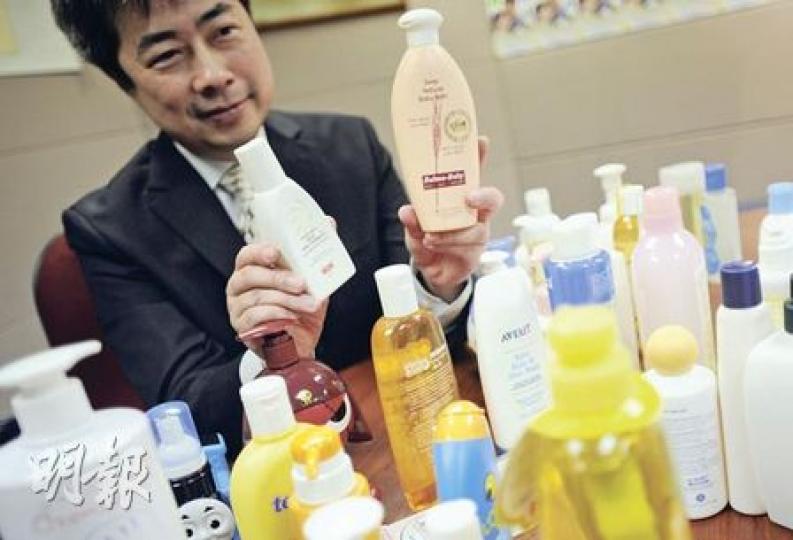 消委會抽驗市面50款嬰兒和兒童沐浴用品,在高檔產品NUK嬰兒洗髮露(左)及瑞士Balma-Baby麥麩護理系列天然麥麩嬰兒沐浴露(右)中,驗出其菌落總數超標。圖為消委會宣傳及社區關係小組委員梁光漢。(朱永倫攝) 消委會抽驗市面50款嬰兒和兒童沐浴用品,在高檔產品NUK嬰兒洗髮露(左)及瑞士Balma-Baby麥麩護理系列天然麥麩嬰兒沐浴露(右)中,驗出其菌落總數超標。圖為消委會宣傳及社區關係小組委員梁光漢。(朱永倫攝)