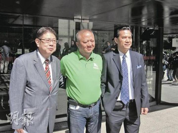 被指是黑社會和勝和龍頭大佬的「崩嘴」潘偉業(綠衫者),昨獲判無罪後喜上眉梢,於庭外與律師合照。(黃景怡攝)現被停職的警長潘國球雖然昨獲判無罪,但仍需面對警隊的內部紀律聆訊。(黃景怡攝) 被指是黑社會和勝和龍頭大佬的「崩嘴」潘偉業(綠衫者),昨獲判無罪後喜上眉梢,於庭外與律師合照。(黃景怡攝)現被停職的警長潘國球雖然昨獲判無罪,但仍需面對警隊的內部紀律聆訊。(黃景怡攝)