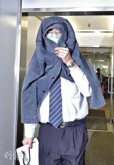 「齊人」李錦士自言患糖尿病十多年,身體機能差。辯方指他曾吹噓性能力,他大呼「無啦,黐線」,自言很久沒有與「大婆」梁穎蘭行房。(何偉畧攝) 「齊人」李錦士自言患糖尿病十多年,身體機能差。辯方指他曾吹噓性能力,他大呼「無啦,黐線」,自言很久沒有與「大婆」梁穎蘭行房。(何偉畧攝)