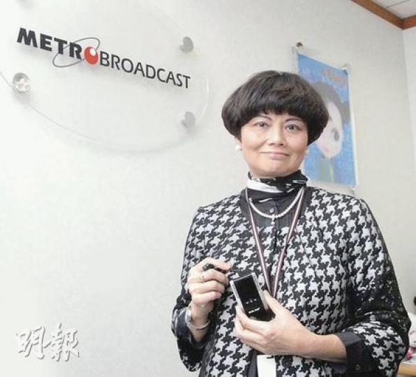 新城董事總經理馬健生透露新城正與製造商研發,希望能推出售價僅約100元的廉價機款。(陳淑安攝)新城邀請製造商研發的數碼收音機,體積細小,具備一小屏幕可以顯示圖片信息。(陳淑安攝) 新城董事總經理馬健生透露新城正與製造商研發,希望能推出售價僅約100元的廉價機款。(陳淑安攝)新城邀請製造商研發的數碼收音機,體積細小,具備一小屏幕可以顯示圖片信息。(陳淑安攝)