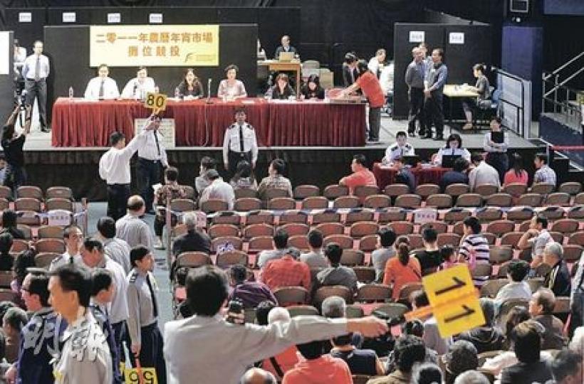 維園年宵攤檔首天總成交只有約370萬元,比去年跌近7%,183個攤檔中,24個攤檔以底價8000元成交,3個因無人競投而收回。(葉漢華攝)「桃花大王」劉海濤(舉手者)今年只用了少於11萬元便能投得10個濕貨攤檔,支出減少20多萬元,他相信底價投來的攤檔一定有錢賺。(葉漢華攝)(明報製圖) 維園年宵攤檔首天總成交只有約370萬元,比去年跌近7%,183個攤檔中,24個攤檔以底價8000元成交,3個因無人競投而收回。(葉漢華攝)「桃花大王」劉海濤(舉手者)今年只用了少於11萬元便能投得10個濕貨攤檔,支出減少20多萬元,他相信底價投來的攤檔一定有錢賺。(葉漢華攝)(明報製圖)