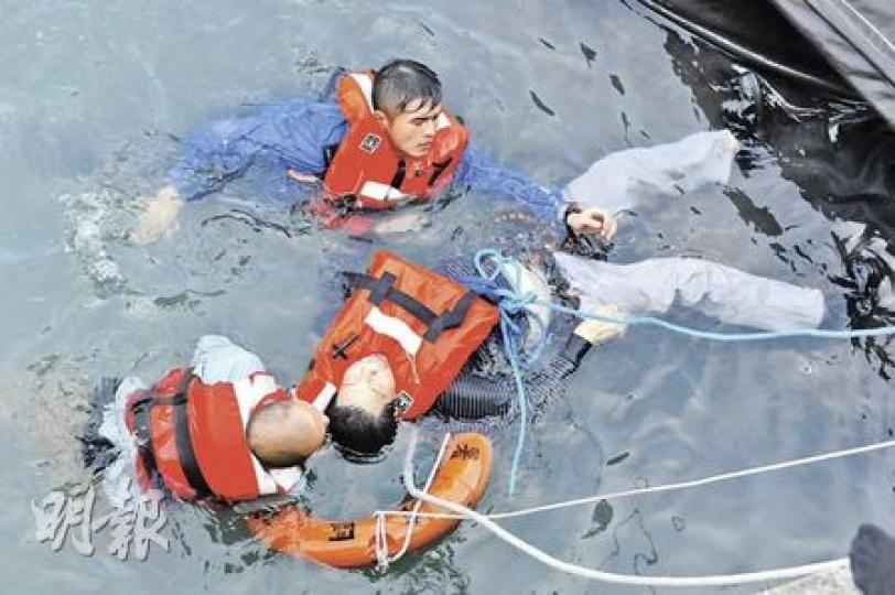 便裝警員及消防員跳入海中,搶救跳海尋死男子(上圖),事主送院後終告不治。事後警方在現場一張長櫈檢獲屬於死者的遺書及財物(下圖)。(林錫禮攝) 便裝警員及消防員跳入海中,搶救跳海尋死男子(上圖),事主送院後終告不治。事後警方在現場一張長櫈檢獲屬於死者的遺書及財物(下圖)。(林錫禮攝)