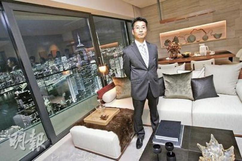 設於太古城中心的「蔚然」示範單位，面積1679方呎；圖為太古地產營業經理蔡佟。（林振東攝）