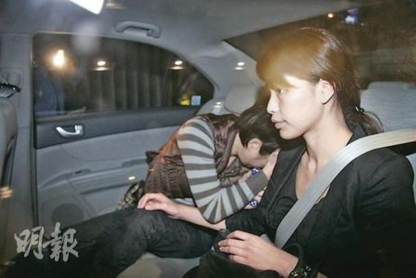 廉署職員晚10時許將一男一女帶返北角廉署總部，兩人見有記者拍攝時，自行用手掩臉逃避鏡頭，暫未知兩人是否與案有關。（曾立本攝）