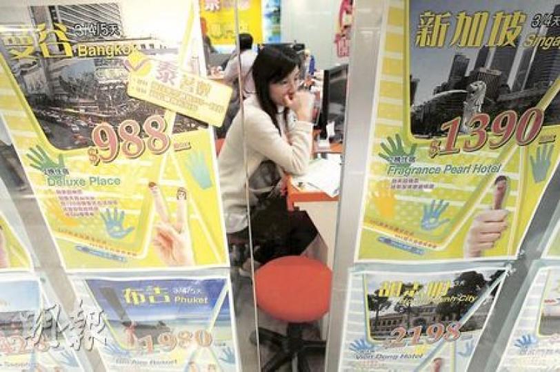 雖然今年聖誕節的團費加價11.1%至108.4%不等，但無損港人外遊意欲，有旅行社表示迄今報團人數已較去年同期增加3%，相信今年聖誕整體客量將有一至兩成增長。（何家達攝）