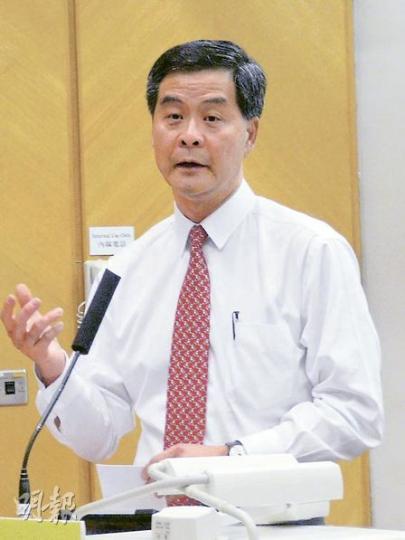 英皇校友兼行政會議召集人梁振英在出席教院活動後表示，對於母校或會被迫縮班感到心痛，但表示會爭取時間，與教育局探討把母校轉做「平民化」直資學校的可行性。（鄭穎瑩攝）