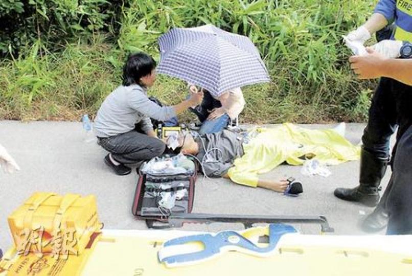 中學生在香港仔水塘參加越野跑錦標賽時跌倒昏迷，熱心女途人路經現場，張傘為傷者擋曬。（何朝財攝）學界體育聯會昨於香港仔水塘舉行校際越野跑比賽，會方表示有超過500學生參賽。（何朝財攝）