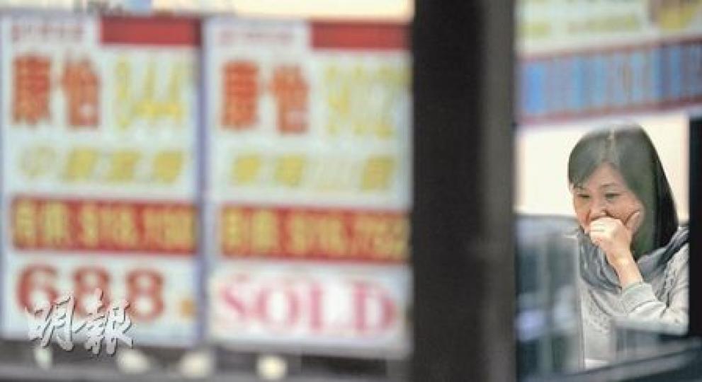 政府重招打擊炒樓活動後，樓宇成交量受挫，亦有持貨人減價出售，在鰂魚涌區的地產代理昨日眉頭深鎖。（余俊亮攝）