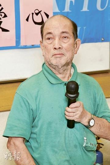 72歲的許伯為了「慳錢」，隔日會由油塘住處步行到牛頭角探望逾90歲、入住老人院的母親，最遠曾步行到尖沙嘴參與活動。他慨嘆自己綜援金少，又要養妻活兒，不得不省吃儉用。（陳智良攝）