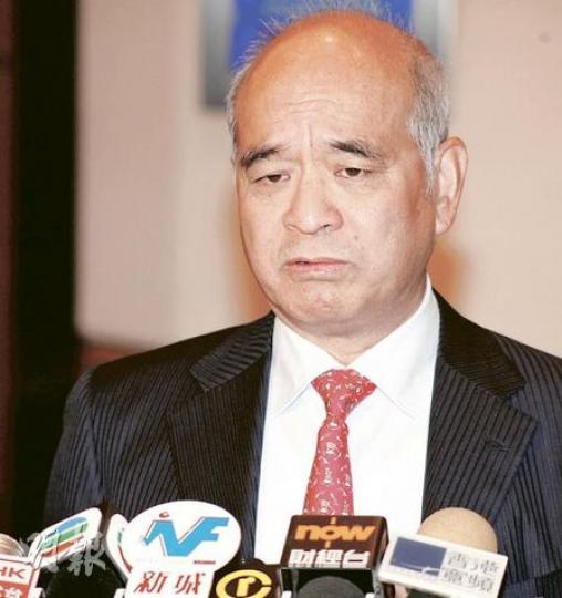 新世界發展董事總經理鄭家純昨日不單指治樓措施有「殺錯良民」之嫌，亦再提出要復建居屋，與政府大唱反調。（陳智良攝）