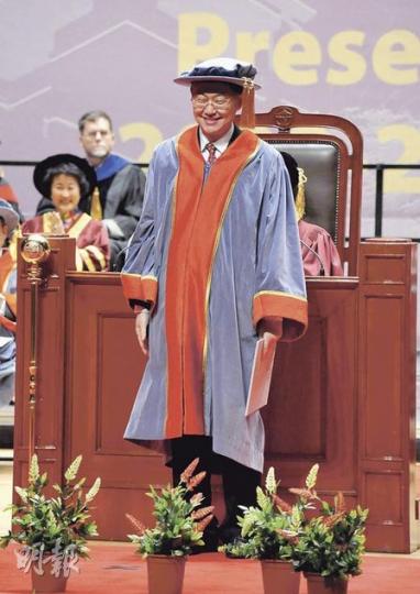 中原集團主席施永青，昨日獲嶺南大學頒授榮譽院士。他預期未來幾個月，部分短炒者急於沽貨，樓價會下跌5至8％。但市場仍然有大量資金尋找投資機會，物業會繼續被投資者追捧。（葉漢華攝）