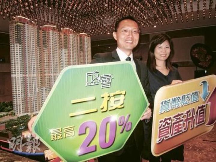 長實地產投資董事郭子威（左）強調，港府宣布收緊中、高價物業的按揭成數後，集團考慮為「盛薈」買家增二按成數至20％，冀協助買家入市，絕非要與港府「對着幹」。（林可為攝）