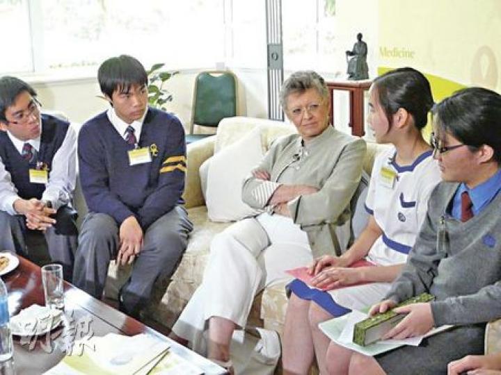 2008年諾貝爾醫學獎得主弗朗索瓦絲•巴爾─西諾西（中）昨與20多名本港學生對談，並聆聽他們的未來目標。她鼓勵學生多閱讀和到世界各地擴闊視野，亦不要被科技限制個人思維。（鄭穎瑩攝）