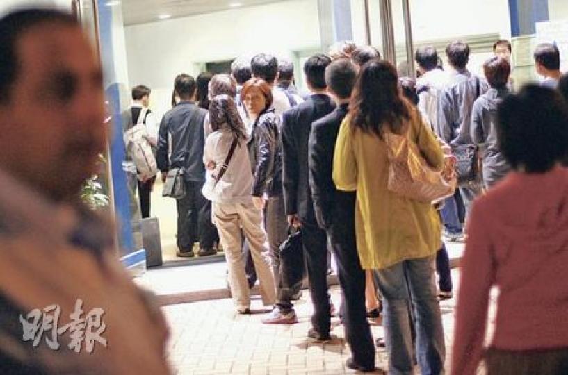真道書院昨晚舉行兩小時家長會，向家長交代近日有關學校的報道，吸引中、小學逾600名家長出席，校方規定每個家庭只可有一個代表出席。（林振東攝）