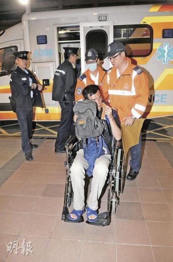 與女友到賓館闢室尋歡後，遭利剪割傷雙手及下身男子，自行到醫院求醫後，再轉院治理。（蔡方山攝）警方事後到發生向案的賓館房間調查，現場牀單及地上遺下斑斑血漬。（蔡方山攝）