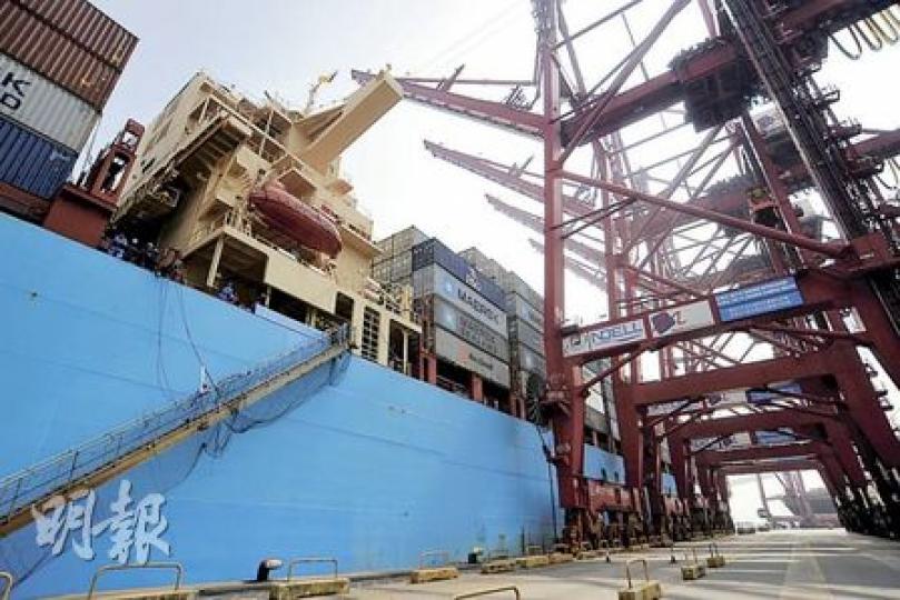 馬士基航運（Maersk Line）每年約有850貨櫃船次抵港，估計轉換低硫柴油後可減八成的硫及微粒排放。（葉漢華攝）丹麥王子約阿基姆（Prince Joachim，左起）、環境局長邱騰華及馬士基集團華南區域銷售高級總監霍滿挺，昨在馬士基航運的船上參與啟動轉換低硫柴油儀式。（葉漢華攝）