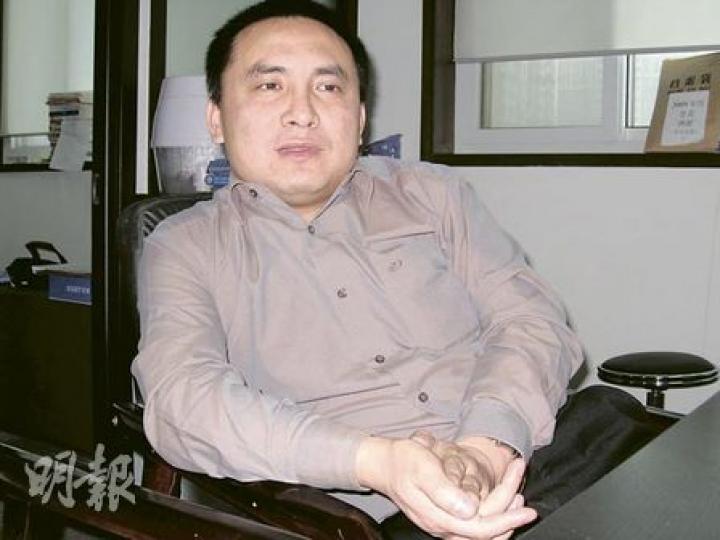 彭劍(圖)與李方平本周一欲看望趙連海時,看守所人員只交給他們一張趙連海表示「解除辯護代理關係」的字條。(明報記者攝) 彭劍(圖)與李方平本周一欲看望趙連海時,看守所人員只交給他們一張趙連海表示「解除辯護代理關係」的字條。(明報記者攝)
