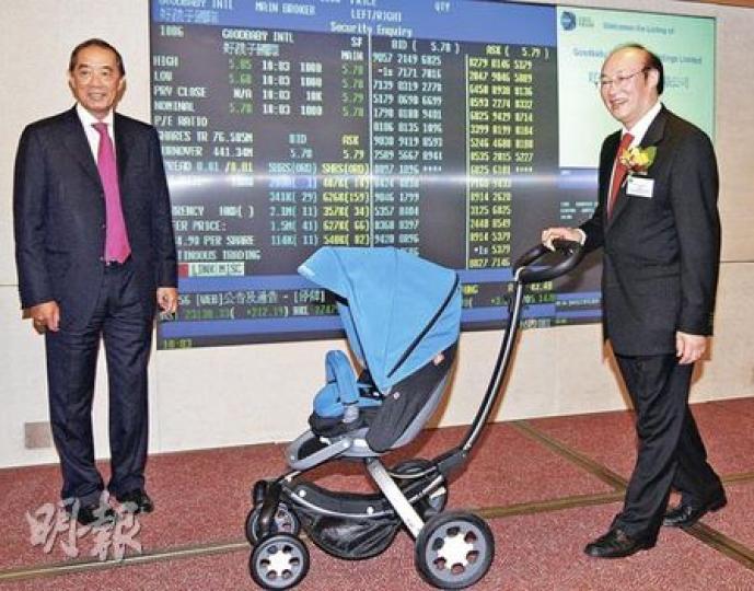好孩子昨日首天掛牌,向港交所送贈電動嬰兒車作紀念品,圖右為好孩子主席宋鄭還,圖左為港交所主席夏佳理。(李紹昌攝) 好孩子昨日首天掛牌,向港交所送贈電動嬰兒車作紀念品,圖右為好孩子主席宋鄭還,圖左為港交所主席夏佳理。(李紹昌攝)