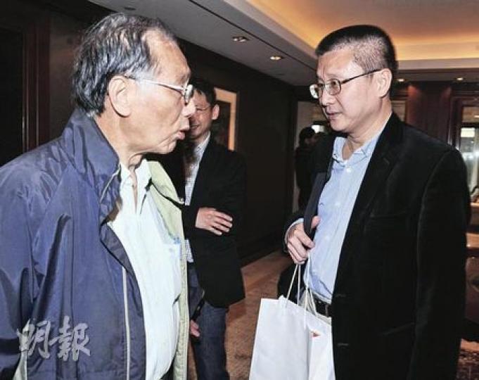 小股東(左)出席思捷周年股東大會冇紀念品,怒氣冲天咁指摘財務總監周福安(右),「待己厚,待人(小股東)薄」。(劉焌陶攝) 小股東(左)出席思捷周年股東大會冇紀念品,怒氣冲天咁指摘財務總監周福安(右),「待己厚,待人(小股東)薄」。(劉焌陶攝)