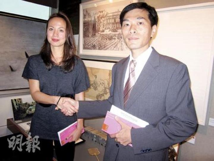 會德豐董事黃光耀(右)在出席「亞洲藝術文獻庫」的籌款活動後表示,樓價短線雖有機會下調近一成,但估計整體市况在2、3個月後,將回復正常。(林可為攝) 會德豐董事黃光耀(右)在出席「亞洲藝術文獻庫」的籌款活動後表示,樓價短線雖有機會下調近一成,但估計整體市况在2、3個月後,將回復正常。(林可為攝)