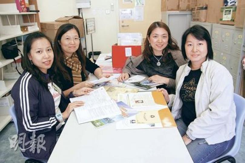 聖公會柴灣迦勒小學一批升中家長組成「升中聯盟」,其中林太(左二)指對派位方法改變感無奈。(陳淑安攝) 聖公會柴灣迦勒小學一批升中家長組成「升中聯盟」,其中林太(左二)指對派位方法改變感無奈。(陳淑安攝)