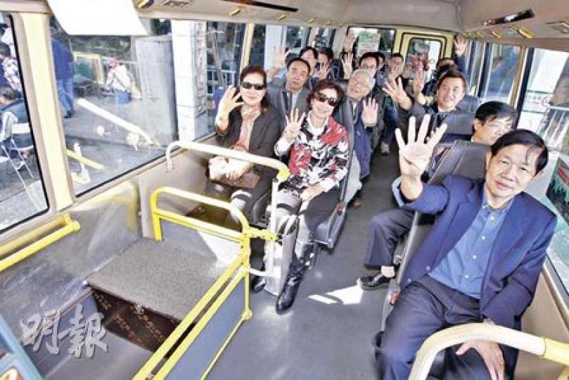 兩間綠色小巴商會要求政府修例,容許小巴座位由16座增至20座以抗通脹,業界代表人人豎起4隻手指,比喻把座位增加4席。(李紹昌攝) 兩間綠色小巴商會要求政府修例,容許小巴座位由16座增至20座以抗通脹,業界代表人人豎起4隻手指,比喻把座位增加4席。(李紹昌攝)