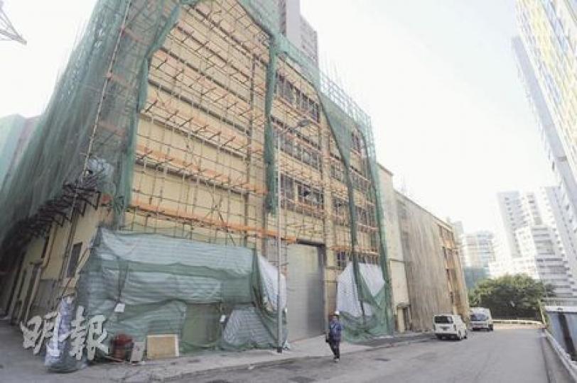 逸駿國際集團申請將葵涌業成街14至15號的工廈(圖),改裝骨灰龕場,但申請昨遭城規會否決,其中原因包括委員認為業成街的路既窄且倔頭,對人流控制並不理想。(尹錦恩攝) 逸駿國際集團申請將葵涌業成街14至15號的工廈(圖),改裝骨灰龕場,但申請昨遭城規會否決,其中原因包括委員認為業成街的路既窄且倔頭,對人流控制並不理想。(尹錦恩攝)
