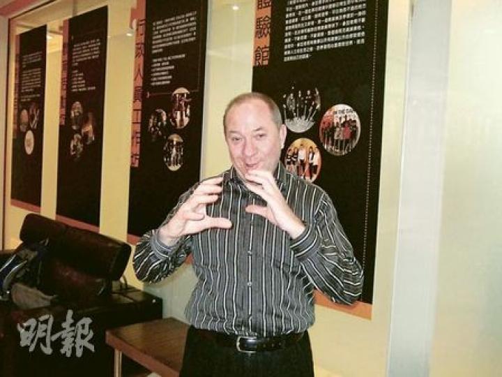 「無聲對話」創辦人Andreas Heinecke準備延續「對話系列」到跨代及跨文化,令參加者懂得易地而處。他更教導記者無聲對話的手語,圖為他示範以手語表達「對話」(Dialogue)。(林景輝攝) 「無聲對話」創辦人Andreas Heinecke準備延續「對話系列」到跨代及跨文化,令參加者懂得易地而處。他更教導記者無聲對話的手語,圖為他示範以手語表達「對話」(Dialogue)。(林景輝攝)
