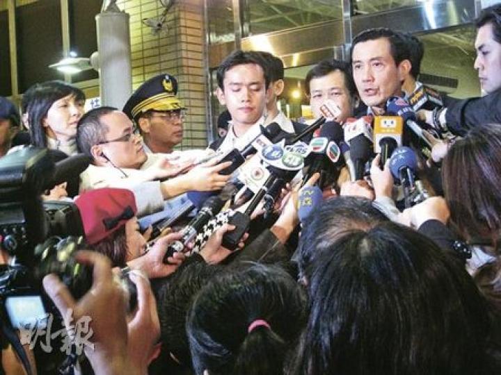 馬英九前晚到醫院看望連勝文，近百記者將他圍住，警察並無阻攔。（陳小強攝）