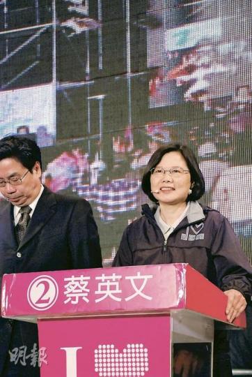 聽到支持者喊「選總統」，高票落選的民進黨主席蔡英文（右）笑了。（陳子凌攝）